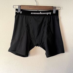 Coolomg Youth, Black, Athletic Compression Shorts. Size Large.